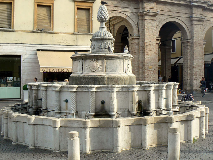 Fontana della Pigna