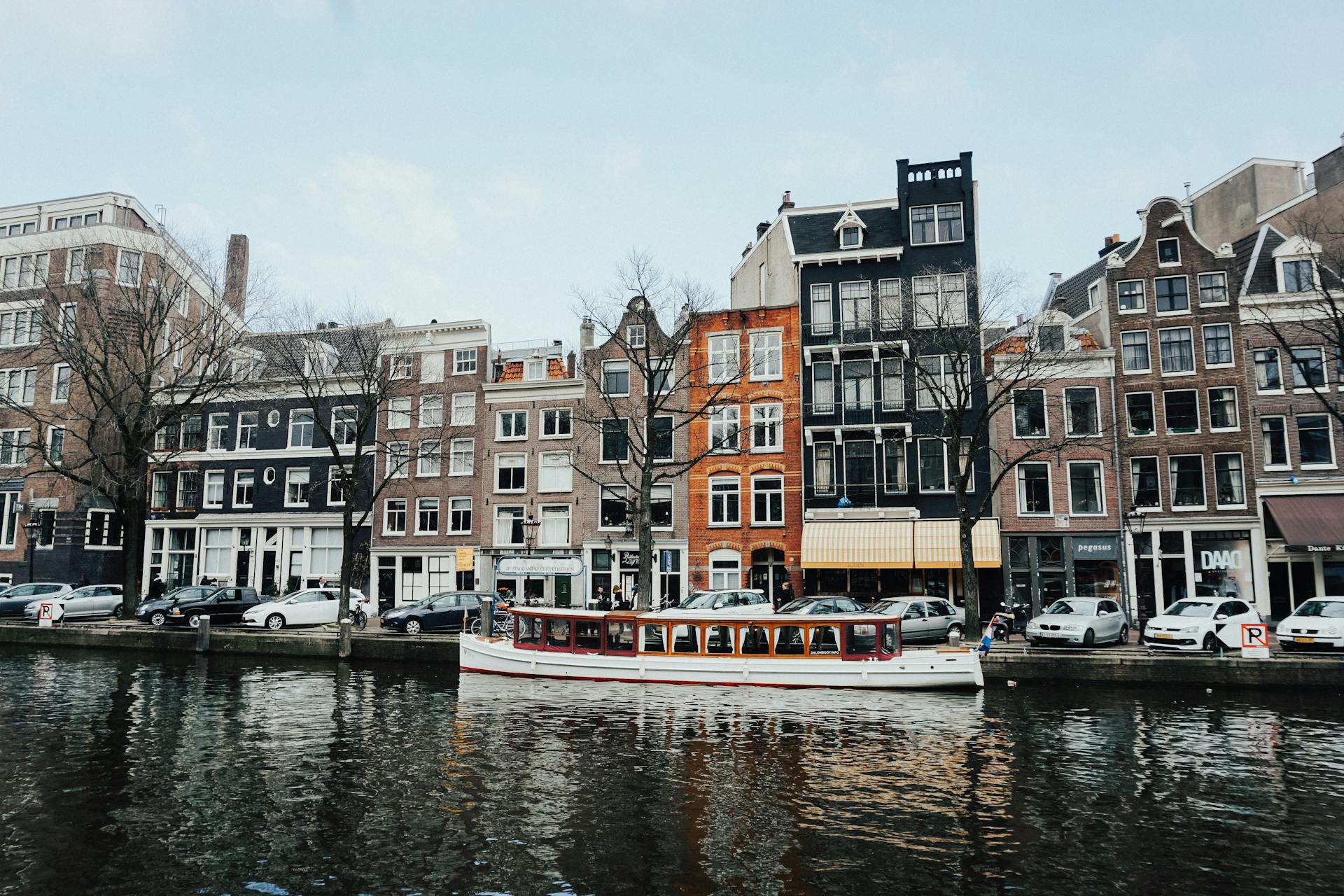 Amsterdam’s Canal Houses: A Masterclass in Dutch Urban Planning