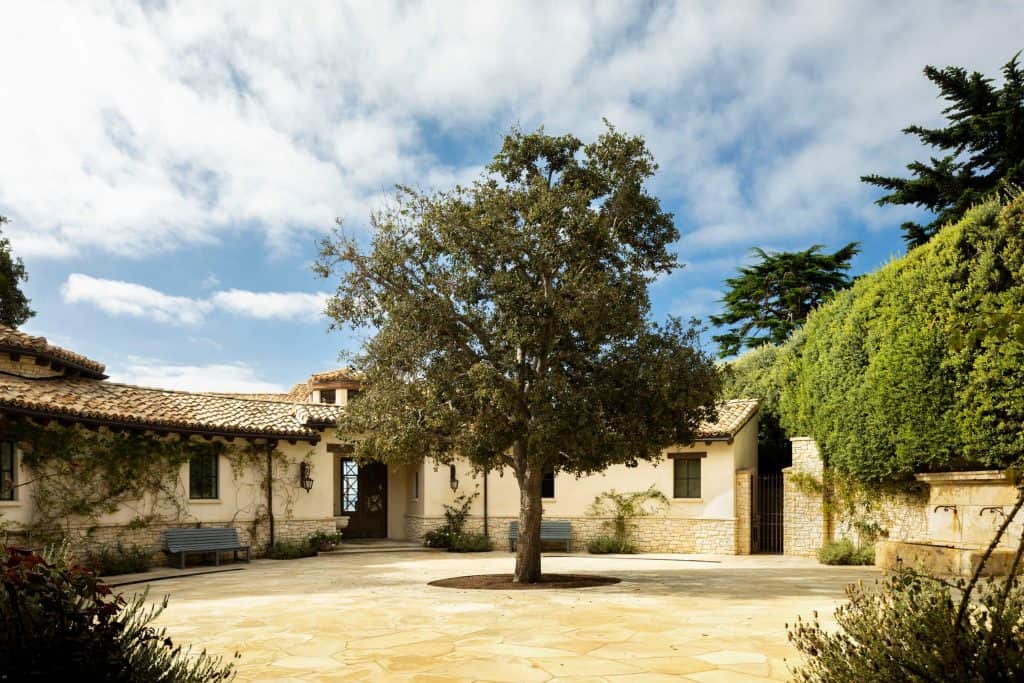 House on the Southern California Coast by Robert A.M. Stern Architects in Malibu, United States
