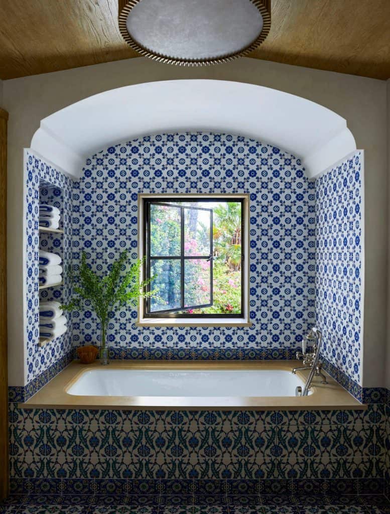 House on the Southern California Coast by Robert A.M. Stern Architects in Malibu, United States