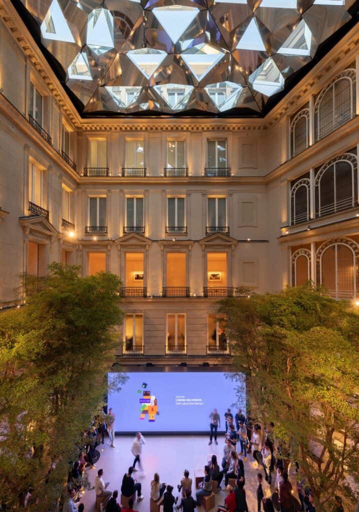 Today at Apple session in the courtyard Forum of Apple Champs-Élysées, an audience seated before a large video screen between mature trees, beneath stone facades and the mirrored roof-light