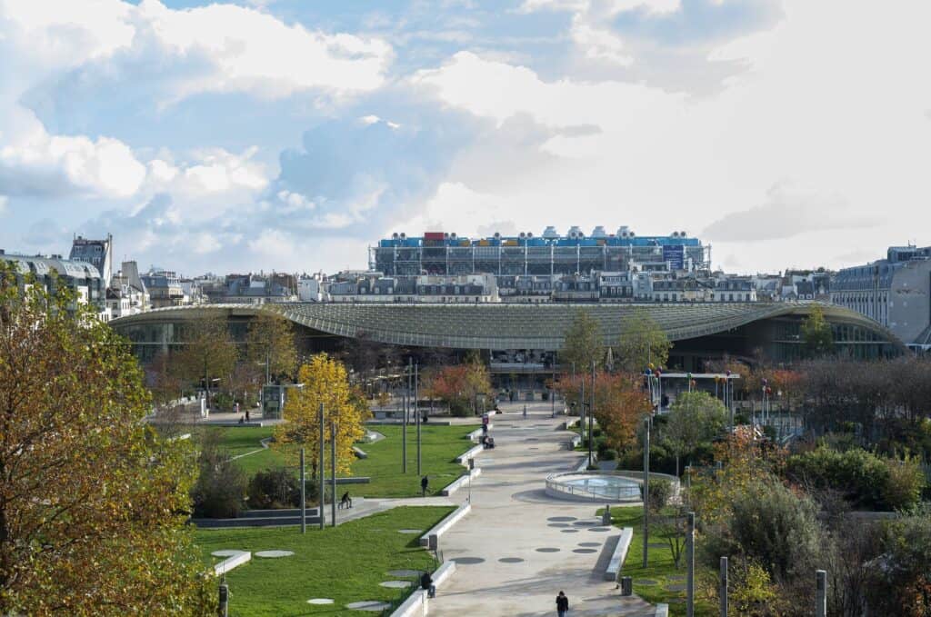 Les Halles garden in front of La Bourse de Commerce and the Paris skyline