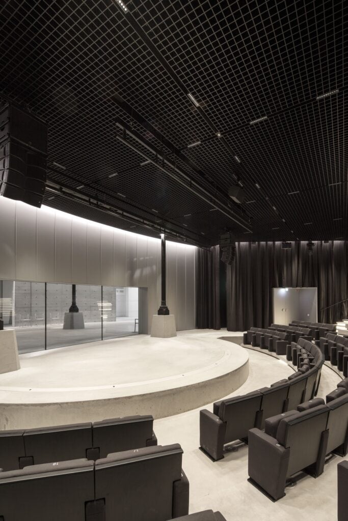 Curved concrete foyer wall leading to the 284-seat auditorium at La Bourse de Commerce